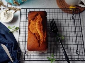 蛋糕做好后放在网上，趁热将糖浆刷到蛋糕的四周，表面，将全部糖浆都刷进蛋糕里面。在磅蛋糕还有温热时，放进保鲜袋，冷藏一天后才食用。保存得当的话，可以保存7天