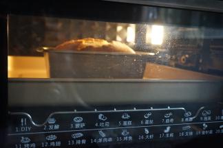 在烘烤的过程中煮糖浆，砂糖放进清水里，煮至糖融化，沸腾1-2分钟即可