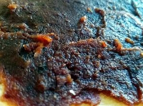取一片土司片涂满红豆沙