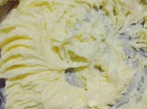 软化好的黄油加盐用电动打蛋器低速打发至融合；