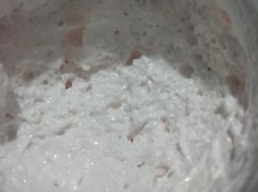 淡奶油放入奶锅里加fluff棉花糖；