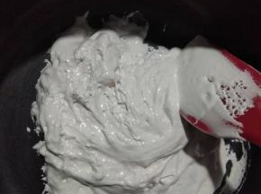 小火加热至融化，边加热边搅拌防止粘锅糊底。晾凉至室温；