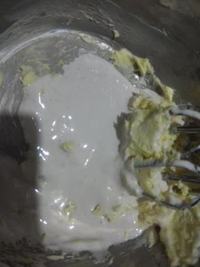 把淡奶油与棉花糖溶液一次性加入混合好盐的黄油中；
