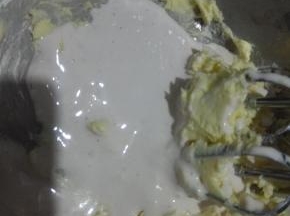 把淡奶油与棉花糖溶液一次性加入混合好盐的黄油中；