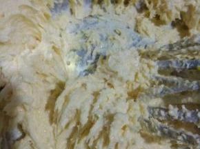 用电动打蛋器低速打发至黄油颜色变浅呈现出羽毛状态；