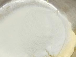 将所有粉类混合均匀过筛，分两次加入打发好的黄油里；