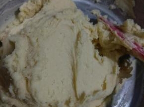 用刮刀切拌至没有干粉状态，黄油与粉类完全融合；