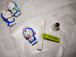 裱花袋装入中号八齿裱花嘴，剪口，准备封口夹；