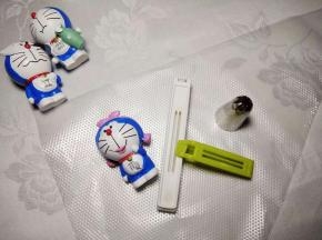 裱花袋装入中号八齿裱花嘴，剪口，准备封口夹；