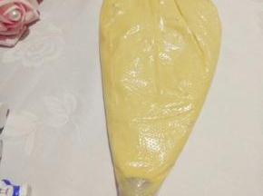 装入裱花袋的曲奇面团可以用手揉几下，使其柔软更容易挤出；