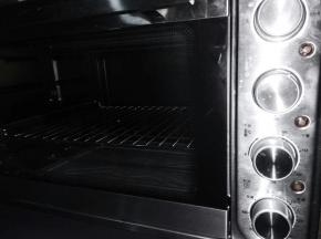 烤箱上下火125度预热10分钟；