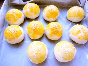 刚出炉的蛋黄酥比较软，凉透即可食用