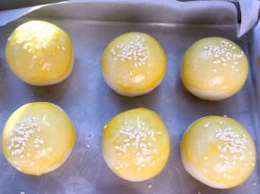 撒上适量的白芝麻，入烤箱烤180度烤30分钟