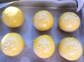 撒上适量的白芝麻，入烤箱烤180度烤30分钟