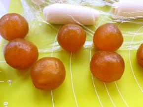 用凤梨馅包裹上烤好的咸蛋黄