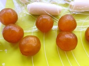 用凤梨馅包裹上烤好的咸蛋黄