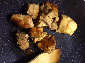 将腌制好的排骨放入