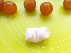 松弛好的牛舌卷用手指在中间压一下，之后压扁，擀成圆片