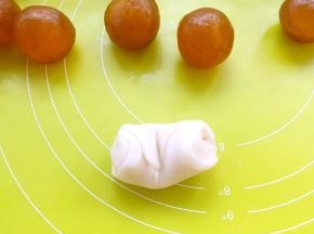 松弛好的牛舌卷用手指在中间压一下，之后压扁，擀成圆片