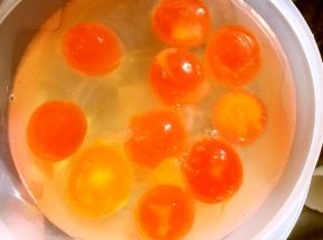 咸鸭蛋磕出来，去掉包裹蛋黄的一层薄膜，加玉米油跟朗姆酒泡半个小时