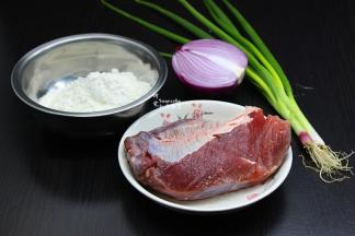 准备食材：中筋面粉、牛肉、生菜、洋葱、香葱等；