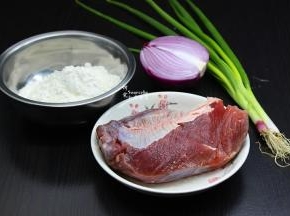 准备食材：中筋面粉、牛肉、生菜、洋葱、香葱等；