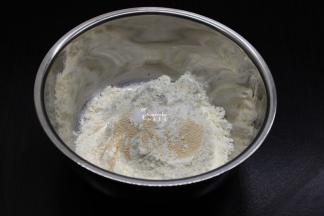 制作烧饼的面粉、干酵母、盐、混合，加入水，混合；