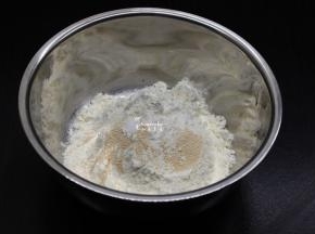 制作烧饼的面粉、干酵母、盐、混合，加入水，混合；
