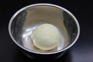 揉搓成光滑的面团；