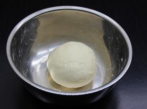 揉搓成光滑的面团；