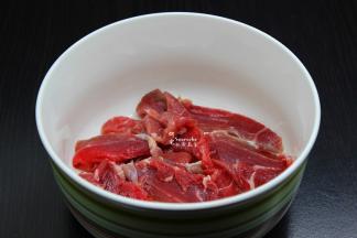 利于面发酵时间，牛肉薄片，加入盐、油、姜丝、生抽、料酒、生粉、黑胡椒粉拌均腌制；