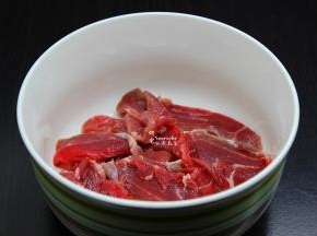 利于面发酵时间，牛肉薄片，加入盐、油、姜丝、生抽、料酒、生粉、黑胡椒粉拌均腌制；