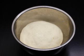 等待牛肉腌制的过程中，面团发酵至二倍大；