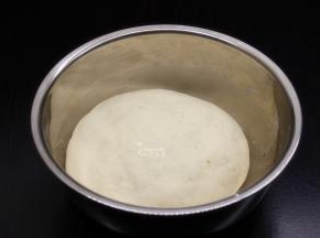 等待牛肉腌制的过程中，面团发酵至二倍大；