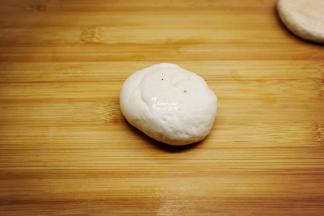 再次揉搓成光滑的面团，压扁；