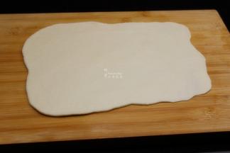 用擀面杖把面擀薄；