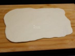 用擀面杖把面擀薄；