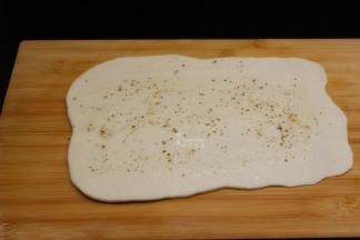 涂抹一层油，再均匀的撒上花椒粉；