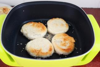 翻转另外一面继续煎；