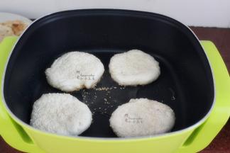 热锅，放一点油，放入锅中煎至微黄；PS：煎烤的饼会发酵变大，注意留空隙；