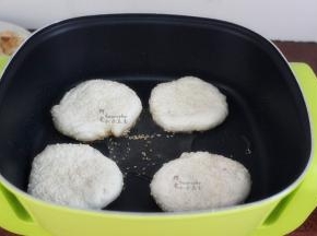 热锅，放一点油，放入锅中煎至微黄；PS：煎烤的饼会发酵变大，注意留空隙；