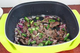腌制好的牛肉，放入锅中爆炒，加上洋葱、辣椒、香葱、等福利爆炒至熟，起锅。