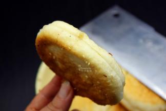 煎好的烧饼，用刀从中间划开，
