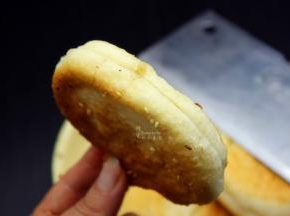 煎好的烧饼，用刀从中间划开，