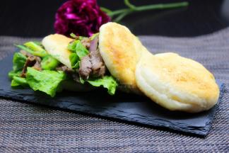 放入生菜，炒好的牛肉。