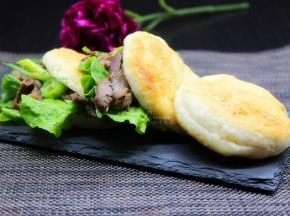 放入生菜，炒好的牛肉。