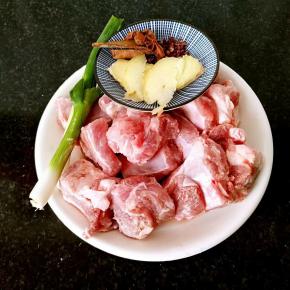 肋排斩块，葱，姜。