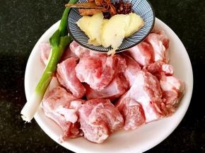 肋排斩块，葱，姜。