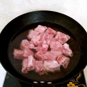 肋排入锅进行戳水。