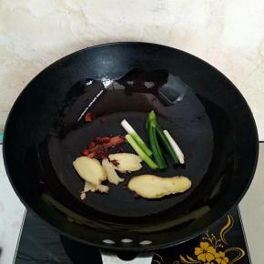 锅中刷一层油，放入香料进行煸炒出味。
